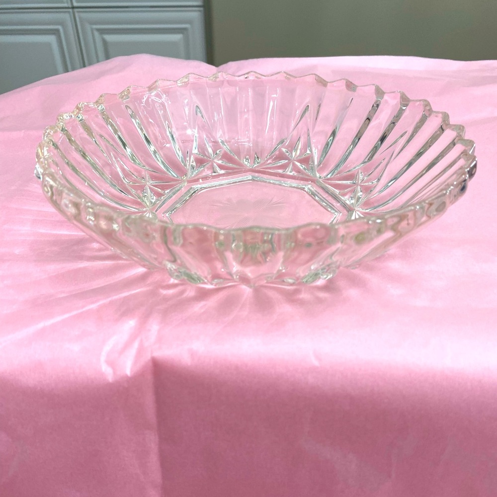EUC VTG CLEAR DEPRESSION GLASS DISH WITH STARBURSTS AND A FLORAL ETCHING